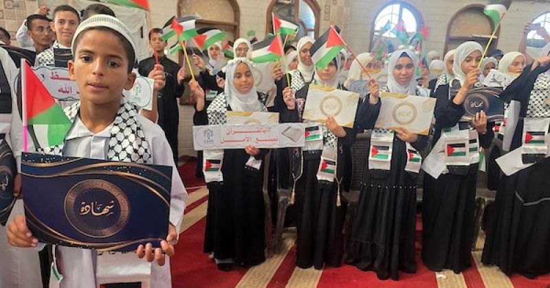 وسط ظروف غزة القاسية.. 215 طالباً يحتفلون بإتمام حفظ القرآن في خان يونس