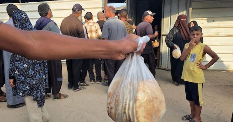 نقطة توزيع خبز في خان يونس