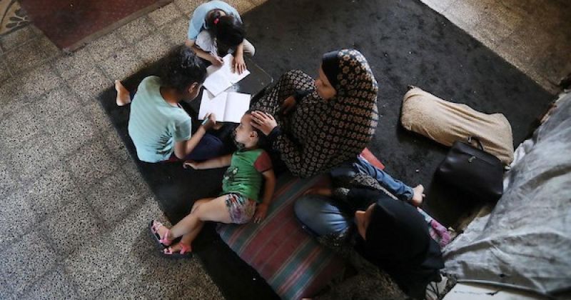 عائلات فلسطينية نازحة تستعد لبدء العام الدراسي الجديد في مدينة غزة