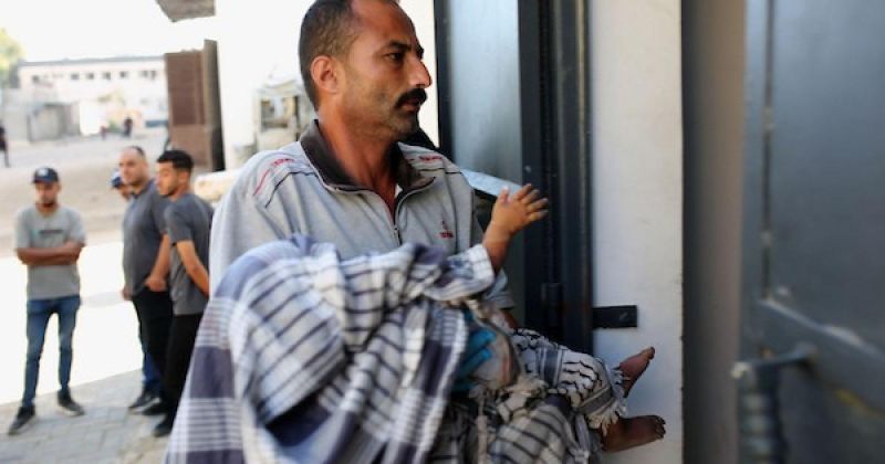 نُقلت جثث فلسطينيين بينهم أطفال لقوا حتفهم إثر انهيار مبنى سكني في غزة