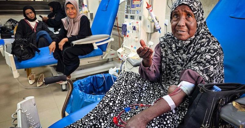 معاناة مرضى الكلى في مجمع ناصر الطبي
