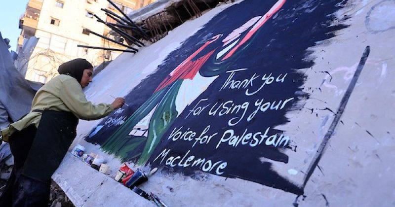 من بين الركام.. غزة ترسم ماكليمور وتشكره على صوتٍ وصل إلى فلسطين