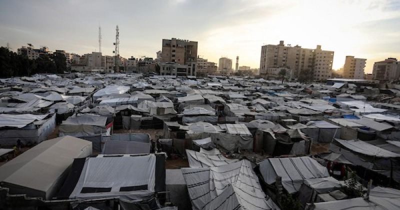 خيام تؤوي نازحين فلسطينيين بين المباني المدمرة وسط ظروف إنسانية صعبة