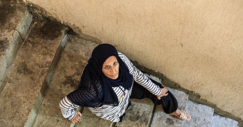 فقدت ساقها ولم تفقد الأمل.. جريحة فلسطينية تكافح لاستكمال علاجها وسط أنقاض منزلها في غزة