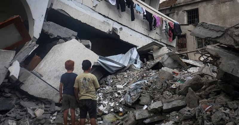 بين ركام منازلهم.. فلسطينيون يبحثون عن ممتلكاتهم عقب قصف إسرائيلي ليلي على حي الرمال بغزة