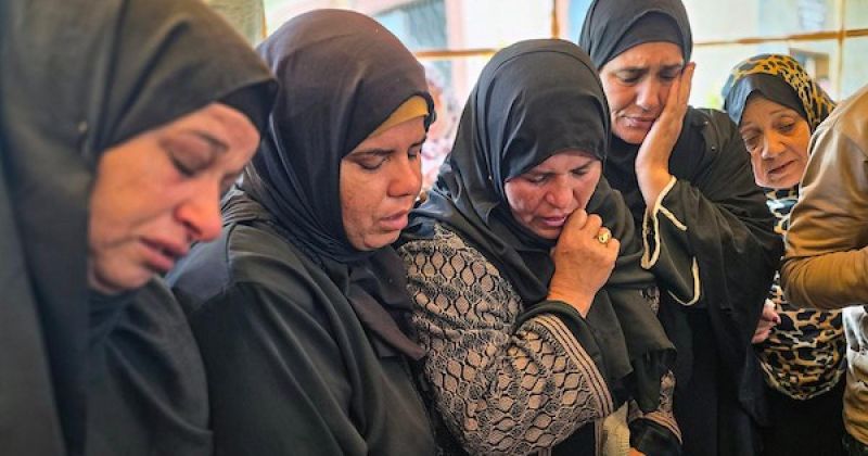 وداع أخير في خانيونس.. فلسطينيون يشيّعون شهيدين قضيا بغارة إسرائيلية
