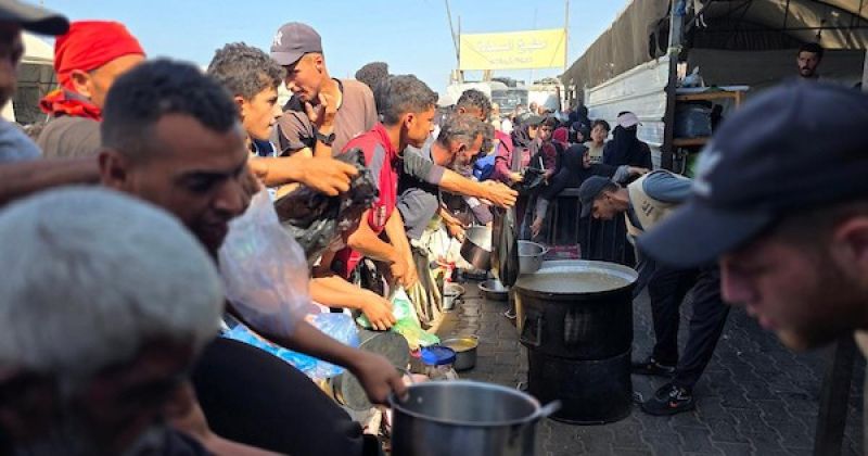 نازحون فلسطينيون يتلقون مساعدات غذائية في مواصي خان يونس وسط قيود إسرائيلية على الإمدادات