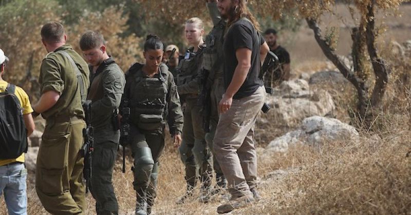 إصابات واعتقالات واسعة وهدم منازل في الضفة.. الاحتلال يقتحم مجمع فلسطين الطبي والمستوطنون يصعّدون هجماتهم خلال موسم الزيتون