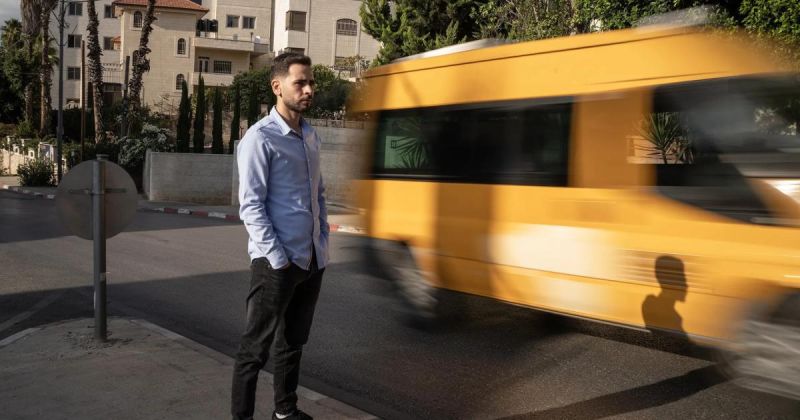 350 ألف فلسطيني يتابعونه لمعرفة الطريق.. حكاية أنس حطاب و"أحوال الطرق"