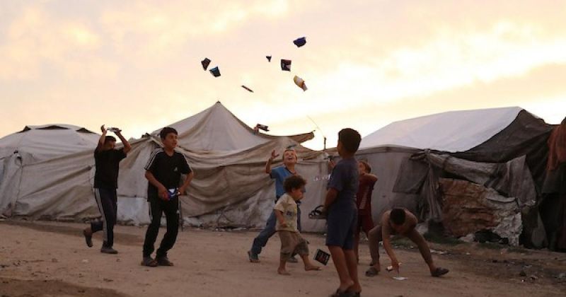 لا تزال العائلات الفلسطينية النازحة تعيش في خيام وملاجئ مؤقتة