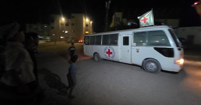 أسماء.. الإفراج عن 9 أسرى فلسطينيين ووصولهم إلى مجمع ناصر الطبي