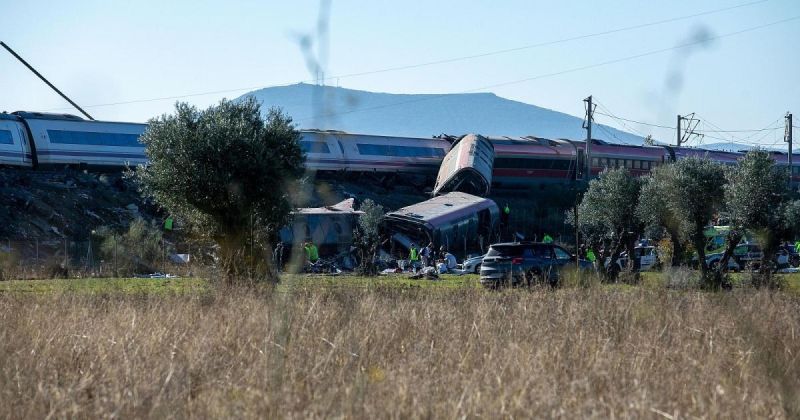 64 قتيلاً على الأقل في تصادم قطارين سريعين بإسبانيا وتعليق خط مدريد–الأندلس