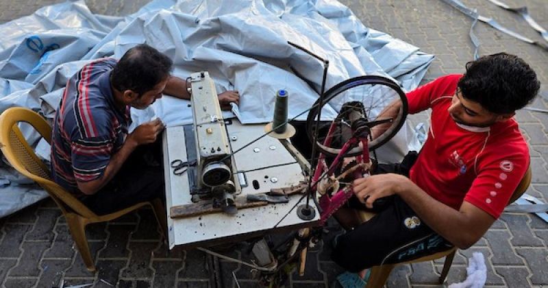 بإبرة وقماش مهترئ.. خياط من غزة يرمم خيام النازحين قبل الشتاء