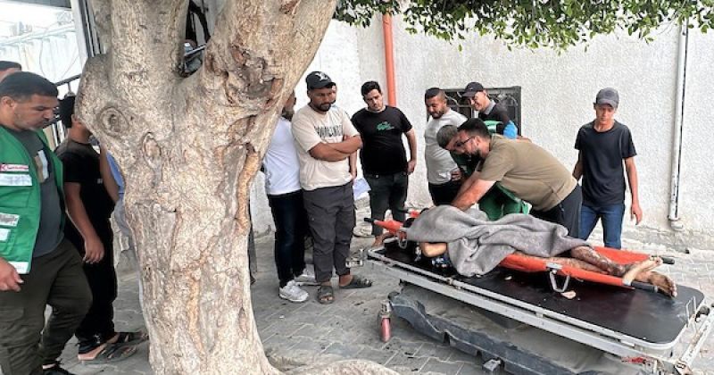 فلسطينيون ينوحون على رجل في مستشفى الشفاء