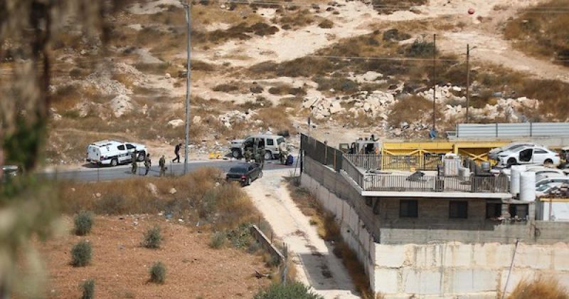 جنود إسرائيليون يحيطون بمركبة قرب مدخل بني نعيم بعد تعرضها لإطلاق نار