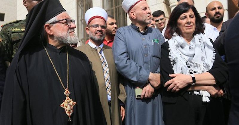 من نابلس إلى الكرك.. وقفة فلسطينية تنديدًا بالاعتداء على مشيّعين قرب كنيسة في الأردن