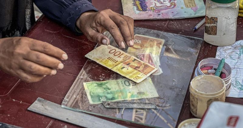 أموال في الجيوب لا تشتري شيئًا.. أزمة جديدة تضرب أسواق غزة