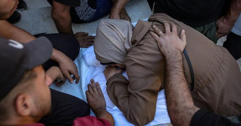 وداع متطوع الدفاع المدني محمد طموس بعد استشهاده خلال محاولة إسعاف جرحى شمال غزة