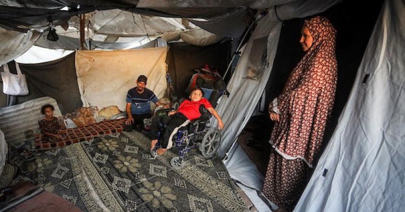 داخل خيمة في غزة.. الشلل الدماغي يضاعف معاناة الطفلين إياد وميرا وسط نقص العلاج