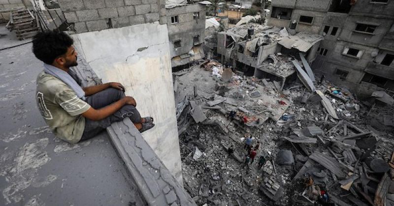 بين الركام والدمار.. فلسطينيون يتفقدون ممتلكاتهم عقب غارة إسرائيلية على مجمع سكني بمنطقة الزوايدة