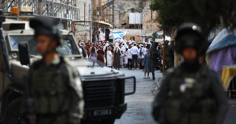 شهيد وإصابات واعتقالات وهدم واعتداءات للمستوطنين في تصعيد واسع بالضفة والقدس