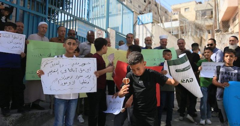 احتجاجًا على نقص الكتب والقرطاسية.. طلبة مدارس الأونروا في مخيم بلاطة يطالبون بتوفير المستلزمات التعليمية