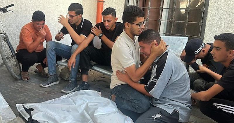 تشييع شهيدين فلسطينيين ارتقيا في غارة إسرائيلية استهدفت حي النصر بمدينة غزة