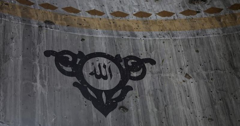 بين أنقاض مسجد الشافعي بغزة.. عائلات فلسطينية تجد في دور العبادة المدمرة ملاذًا من النزوح