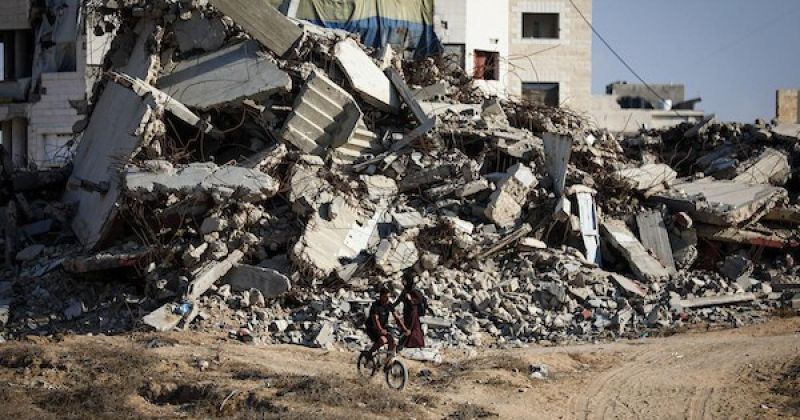 بعد ثلاثة أعوام على الحرب.. خيام النازحين تجاور ركام المباني المدمرة في غزة
