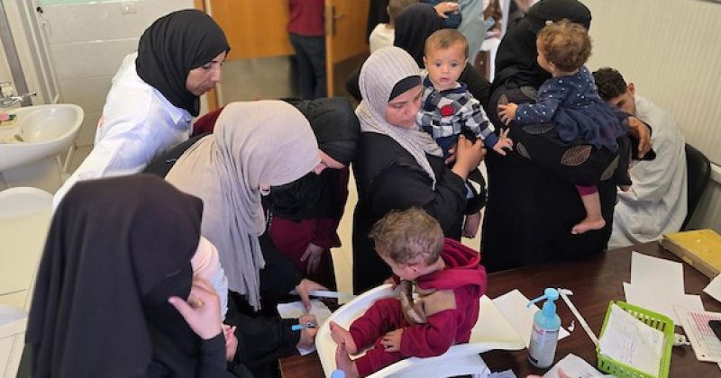 سوء التغذية يهدد أطفال غزة.. أمهات يبحثن عن العلاج والغذاء في مجمع ناصر الطبي