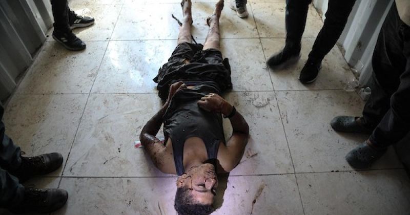 فلسطينيون ينقلون جثمان رجل إلى مستشفى العودة بمخيم النصيرات
