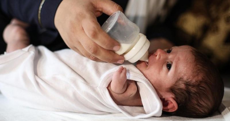 وُلدت بلا يدين وسط حرب غزة.. الطفلة نور تنتظر فرصة للعلاج وحياة أفضل