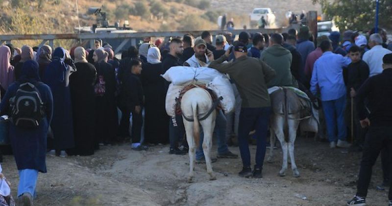 بوابة حديدية نصبها الاحتلال تعرقل وصول مزارعين فلسطينيين إلى أراضيهم شرق نابلس