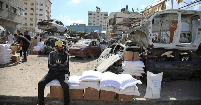 عائلات غزة تتسلّم مساعدات غذائية وسط تفاقم الجوع ونقص التمويل