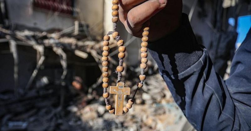 يتفقد فلسطينيون الأضرار التي لحقت بمبنى الأصالة السكني غرب مدينة غزة