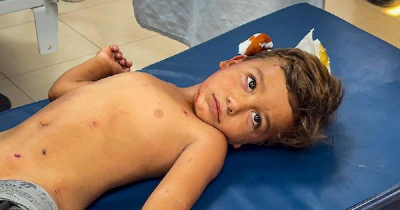 نقل جرحى بينهم أطفال إلى مجمع ناصر الطبي في خان يونس