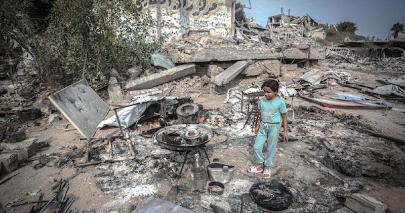 مركز حقوقي: الاحتلال يقتل 22 مواطنًا منهم 3 طفلات وسيدة ويشرد عائلات بإحراق خيام في غزة