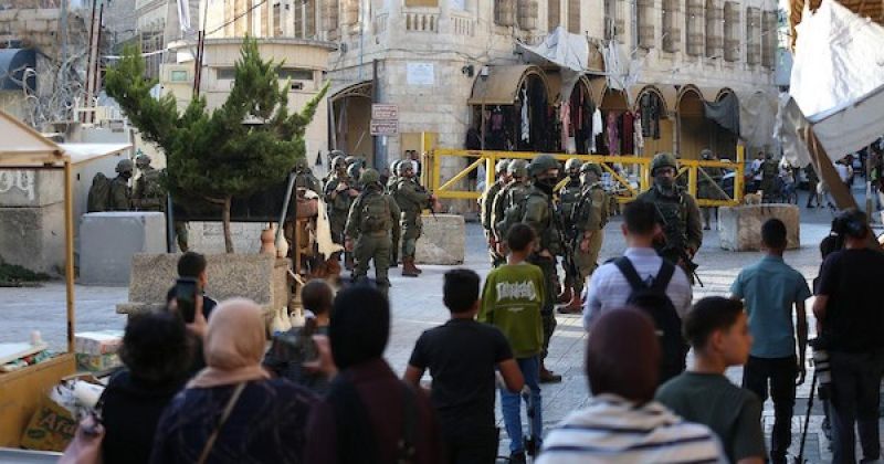 بحماية قوات الاحتلال.. مستوطنون يقتحمون البلدة القديمة في الخليل