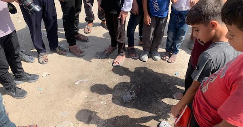 فلسطينيون يحملون جثمان رجل بعد استهدافه غرب غزة
