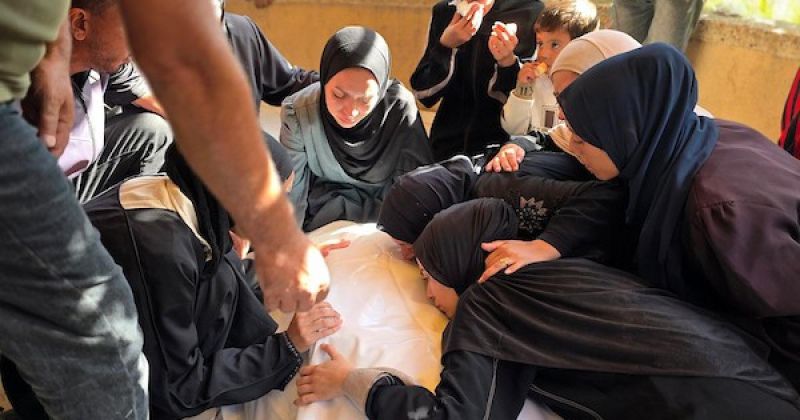 مشيعون يحضرون جنازة تامر الحمايدة في  خان يونس