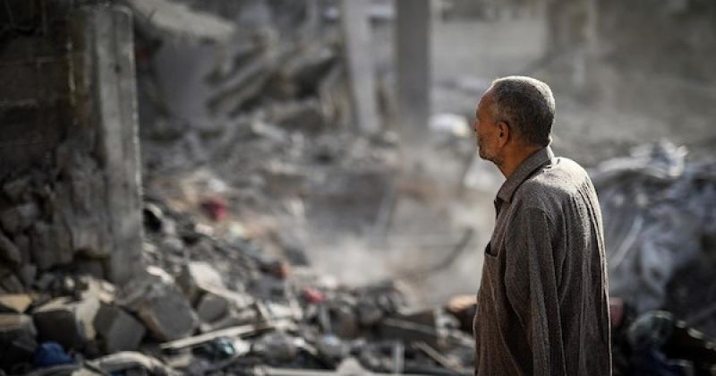 بين ركام منازلهم.. فلسطينيون يتفقدون ما تبقى من ممتلكاتهم عقب قصف إسرائيلي في غزة