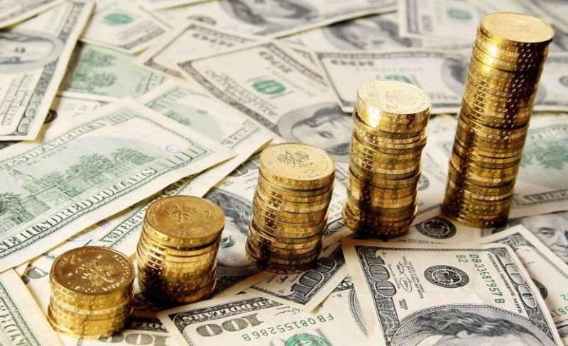 أسعار الذهب تتراجع مع ارتفاع الدولار