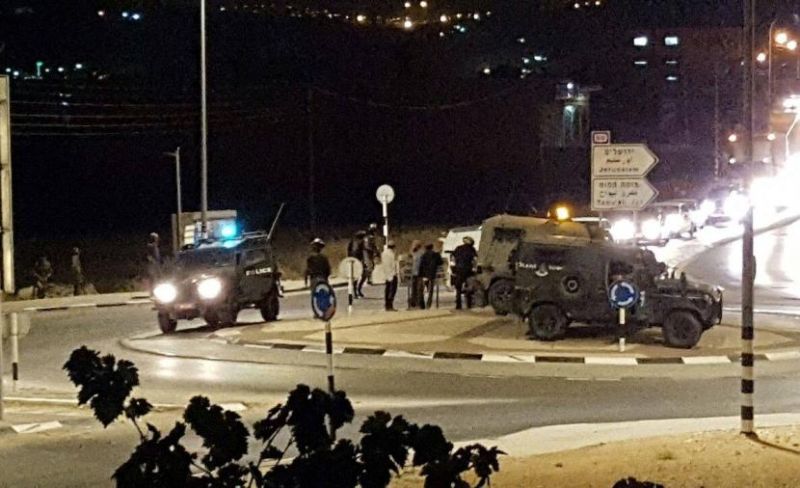 مستوطنون يهاجمون بيت أمرين بنابلس ويحتجزون عددًا من المواطنين
