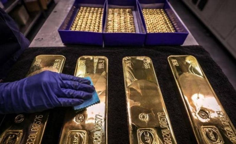 الذهب يرتفع قليلا مع تراجع الدولار في ظل انحسار توقعات رفع الفائدة