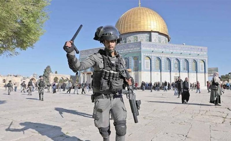 الاحتلال يُبعد مقدسيين عن الأقصى ويحكم بسجن آخر