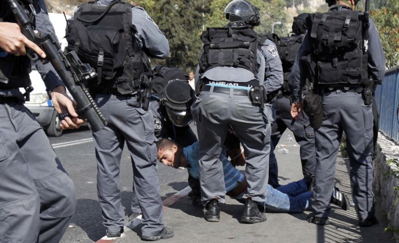 الاحلال يُنكّل بشاب خلال اقتحام حزما شمالي القدس