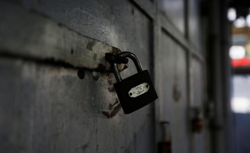 الاحتلال يغلق عشرة محال تجارية بالنقب