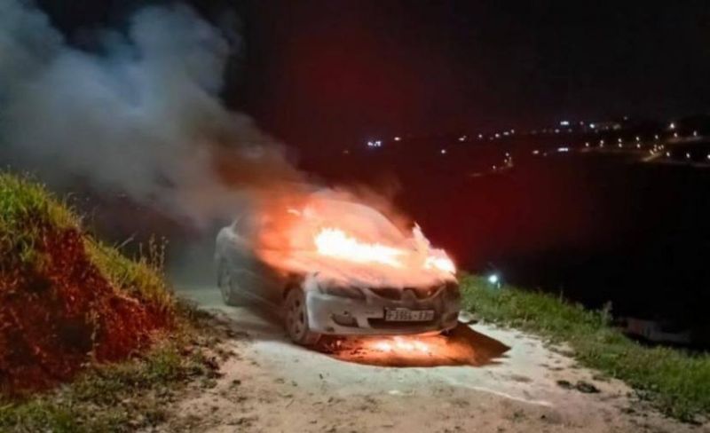 مستوطنون يحرقون مركبة ويحاولون إحراق مسجد في برقا شرقي رام الله