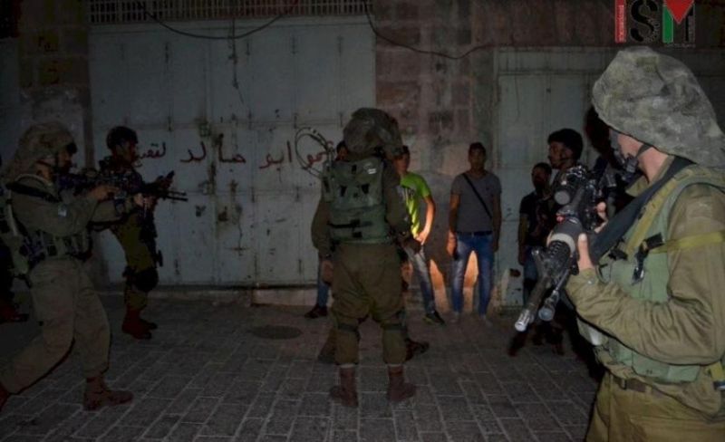 الاحتلال يحتجز عددًا من الشبان باقتحام قلقيلية