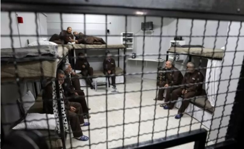 إعلام الأسرى: أسرى غزة يتعرضون لقمع وتعذيب عنيف بـ"راكيفيت"